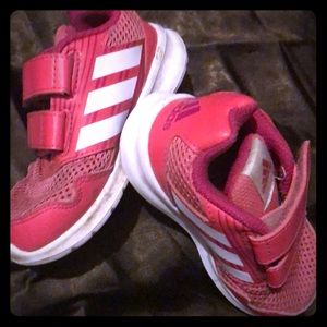 Toddler Adidas tennis shoes. Size 8